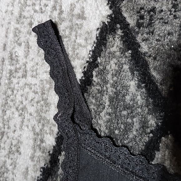VICTORIA SECRET BLACK LACE-TRIM V-STRING PANTY NWOT MEDIUM - Picture 3 of 9